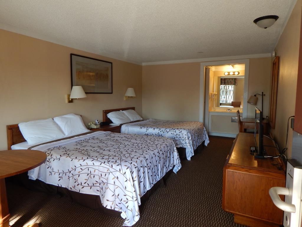 Airport Inn & Parking Vandalia - photo 8
