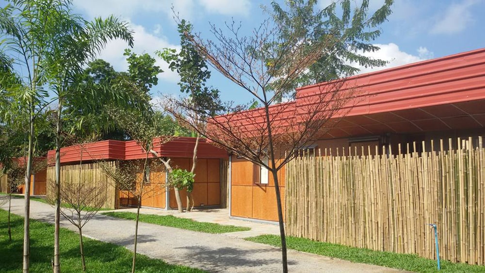Racha Herb Gardens — hotel in Saraphi