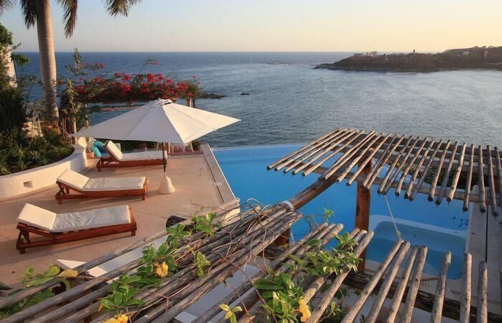Villa Roxana — 4-Star Luxury Hotel in Santa Maria Huatulco, Mexico