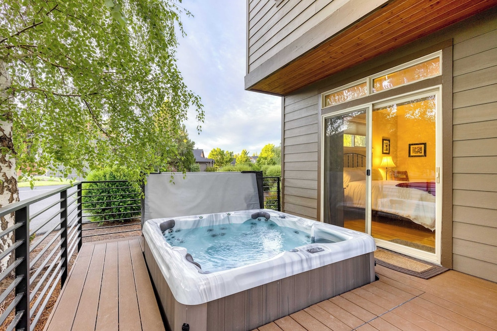Deck Hot Tub Community Golf Course Forest Ridge Loop — Redmond
