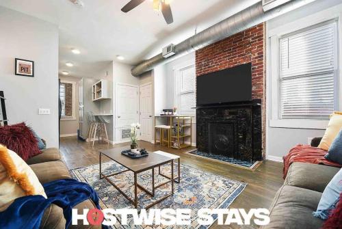 HostWise Stays Triplex Great for Groups 3 Separate Apts Free Parking — 4-Star Luxury Hotel in Pittsburgh, United States