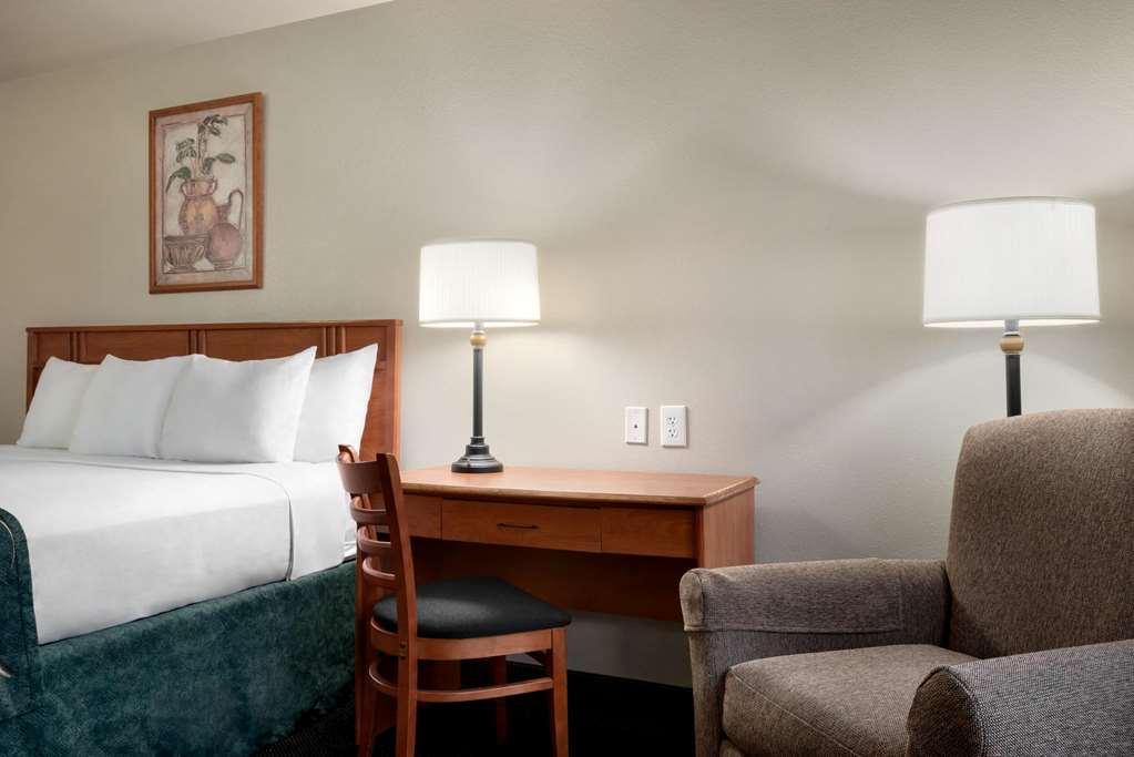 Travelodge by Wyndham Clinton Valley West Court - photo 6