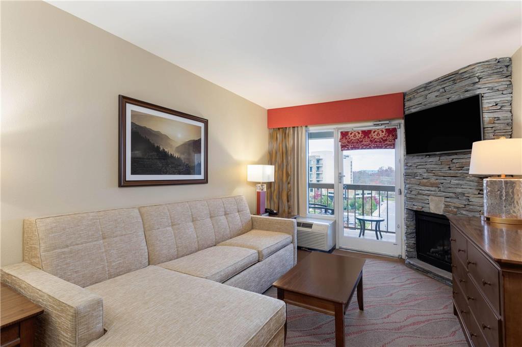 La Quinta Inn & Suites by Wyndham Pigeon Forge - photo 37