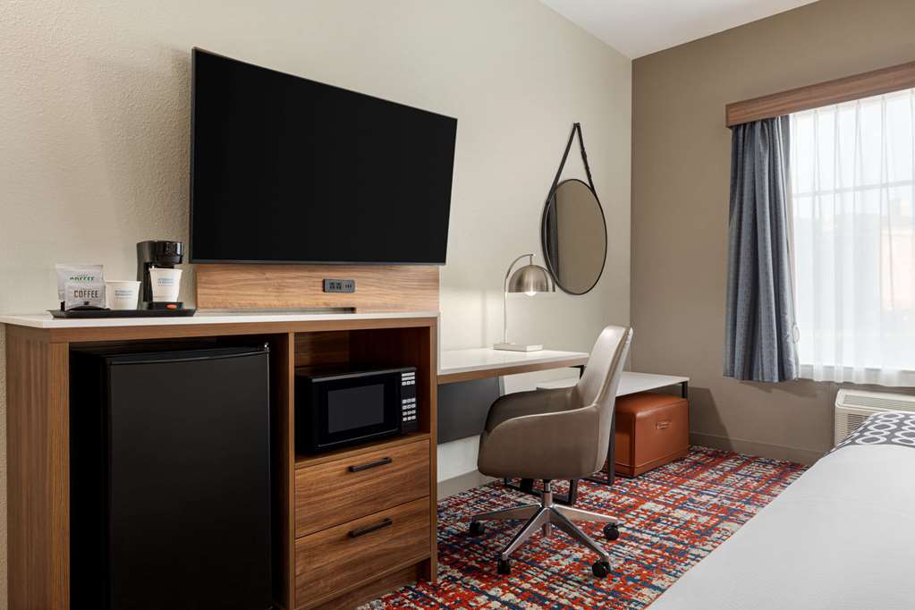 La Quinta Inn & Suites by Wyndham Oxford Anniston - photo 26