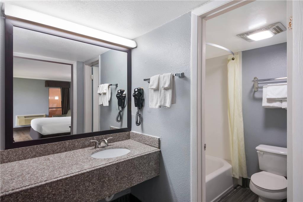 Econo Lodge Austin North near The Domain - photo 11