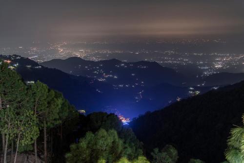 Vansathli I Near Mall Road Kasauli I Open Garden & Rooftop in Kasauli, India