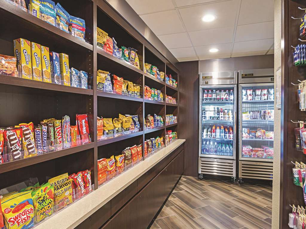 La Quinta Inn & Suites by Wyndham Fort Worth North - photo 43