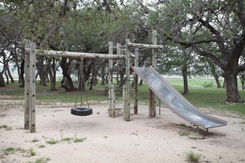 Medina Lake Camping Resort Cabin 7 - photo 2