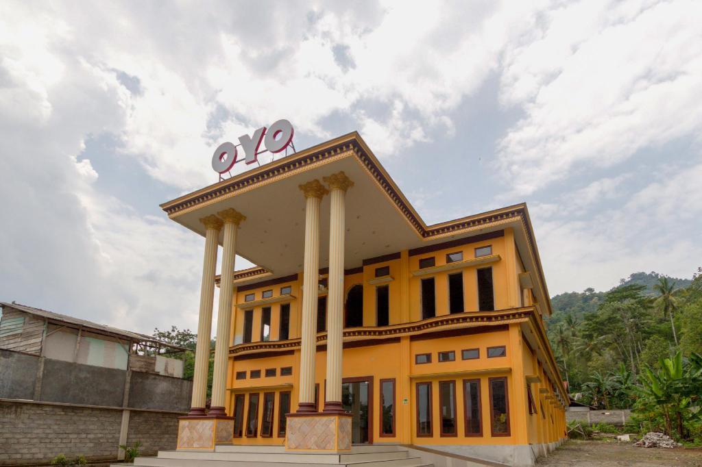 Oyo 2978 Karanggoso Indah Hotel — Trenggalek