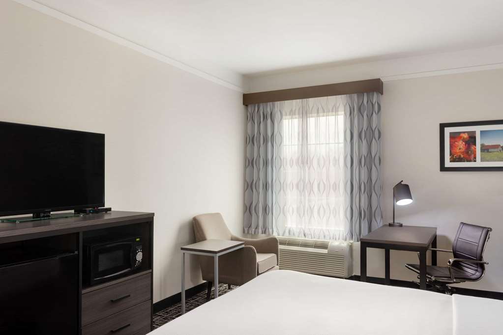 La Quinta Inn & Suites by Wyndham I 20 Longview South - photo 10