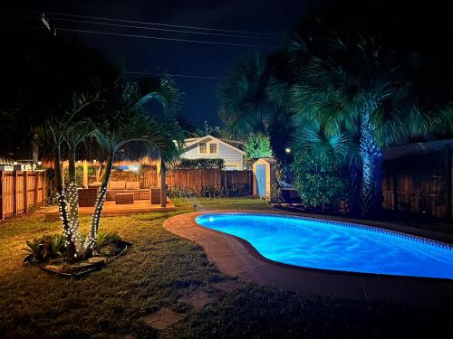 The Peacock Bungalow Heated Pool & Jacuzzi 5 min to beach — 4-Star Luxury Hotel in Lake Worth, United States