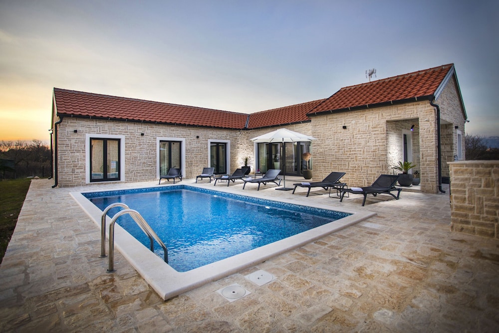 Villa Mala ZadarVillas — 4-Star Luxury Hotel in Privlaka, Croatia