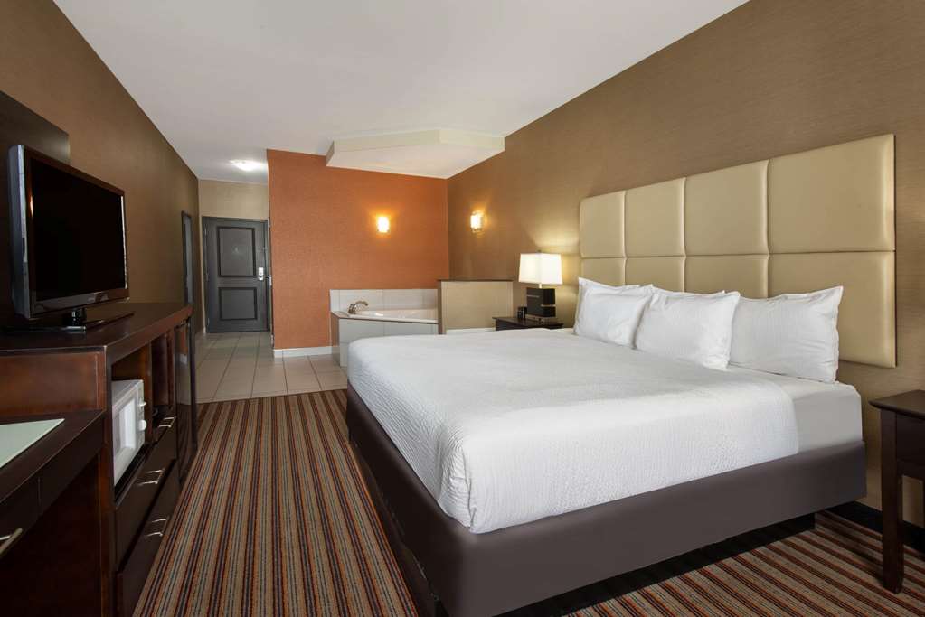 La Quinta Inn & Suites by Wyndham Harrisburg Hershey - photo 26