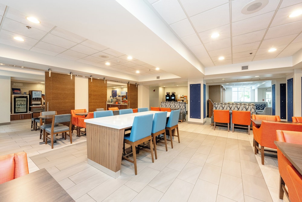 Holiday Inn Express & Suites Charleston Northwoods by IHG - photo 43