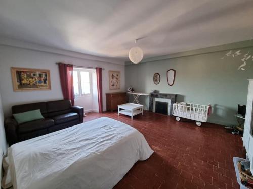 Grande maison familiale plein centre vieux Laval — 4-Star Luxury Hotel in Laval, France