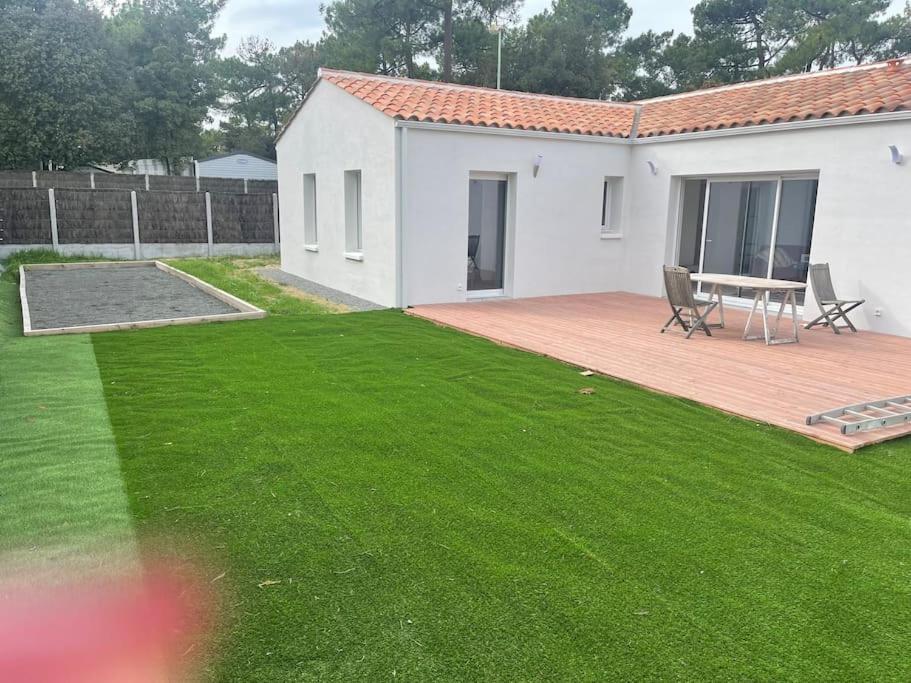 St Jean de Monts Maison Neuve 15 Pers 6ch — 4-Star Luxury Hotel in Saint-Jean-De-Monts, France