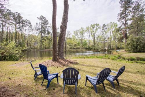 Exquisite 5 BR Estate on 7 Acres with Private Pond — 4-Star Luxury Hotel in North Augusta, United States