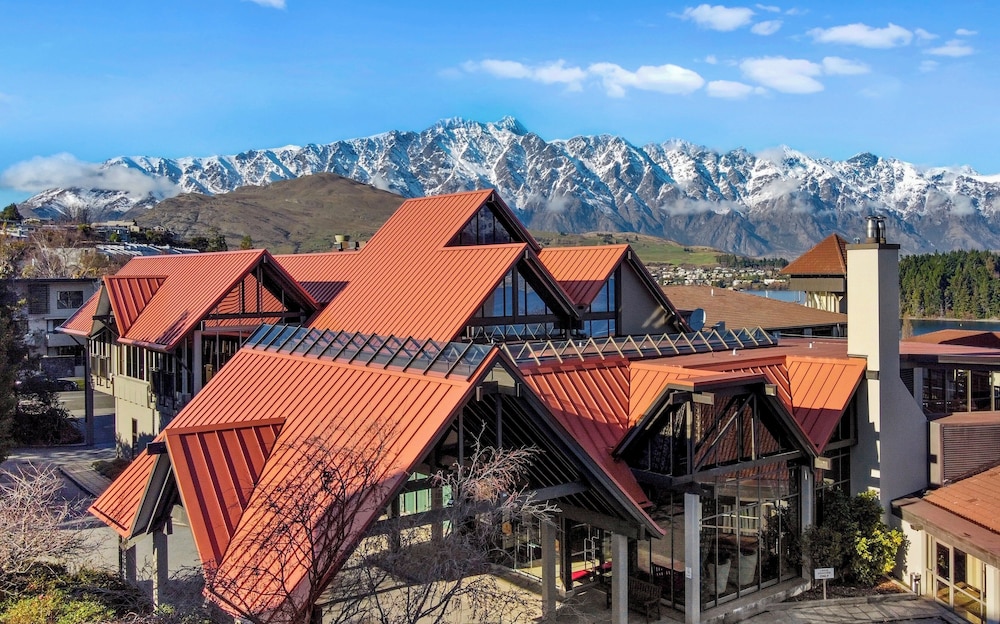 Copthorne Hotel and Resort Lakefront Queenstown — 4-Star Luxury Hotel in Queenstown, New Zealand