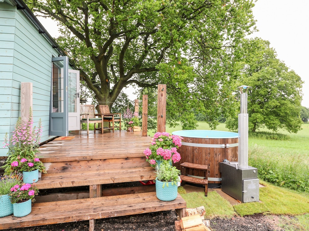 The Lazy Mare by The Water — hotel in Rugeley
