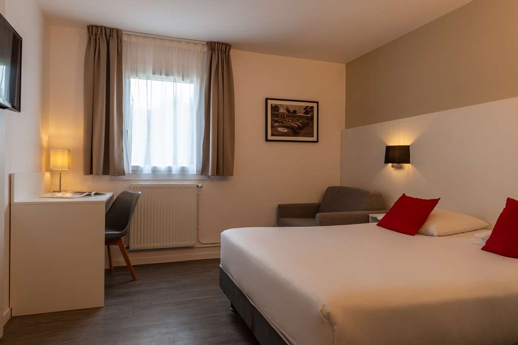 Hotel The Originals Bernay Acropole in Bernay, France