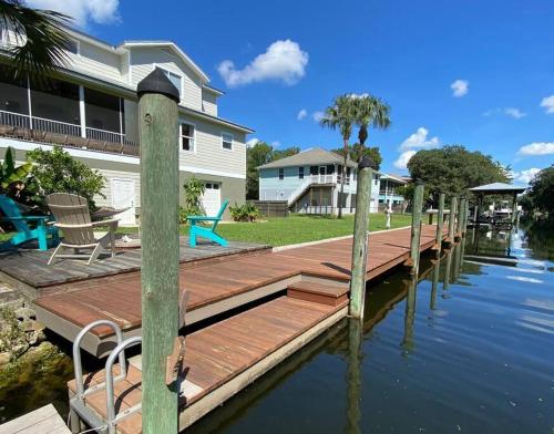 Canal Front Home on 73ft Dock — 4-Star Luxury Hotel in Crystal River, United States