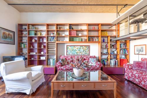 New Trastevere Home: big elegant comfy apartment — 4-Star Luxury Hotel in Rome, Italy