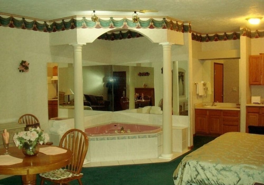 Townhouse Inn & Suites - photo 19