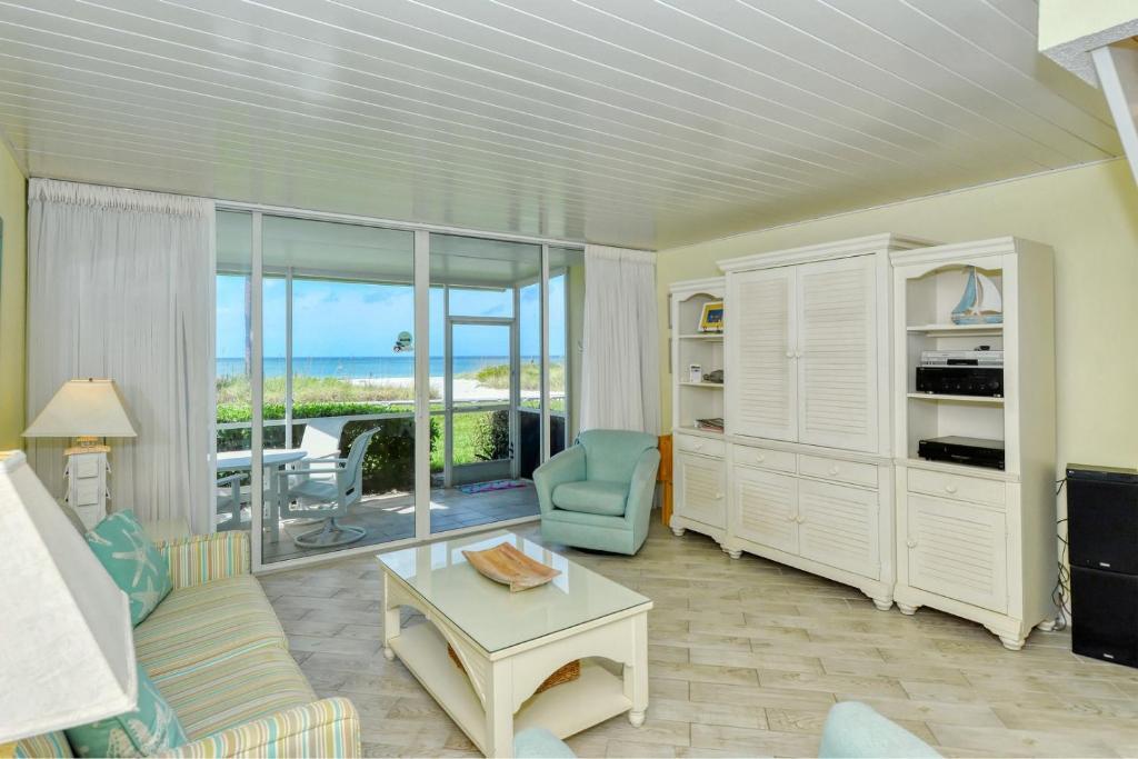 LaPlaya 105B Relax on the balcony and watch the dolphins swim by and the pelicans dive — 4-Star Luxury Hotel in Longboat Key, United States