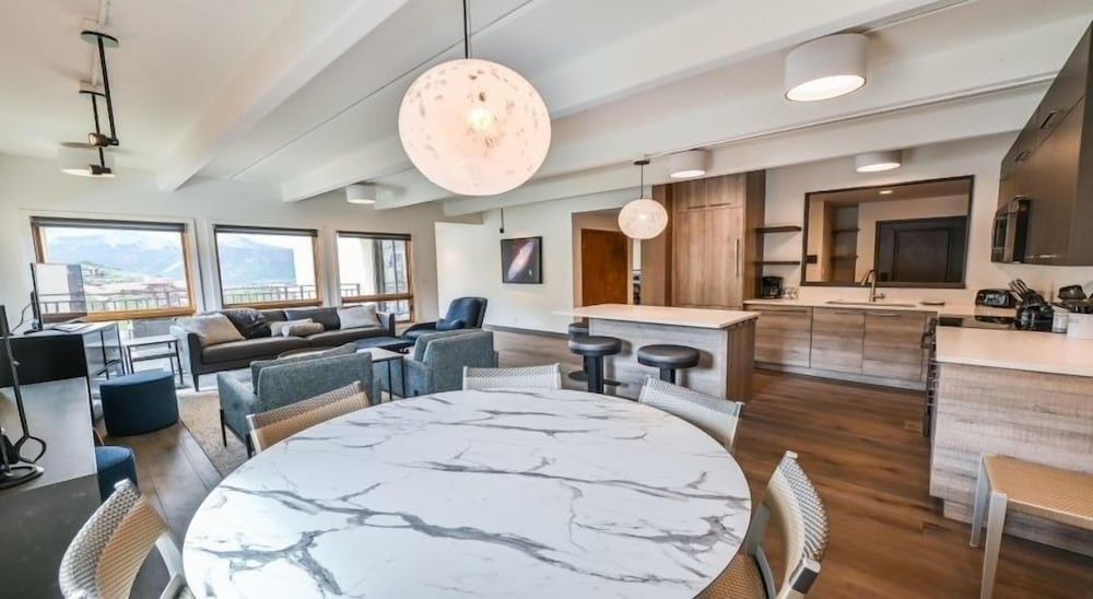 Spacious 3 Br Plaza Unit With Washer dryer 3 Bedroom Condo No Cleaning Fee by RedAwning — 4-Star Luxury Hotel in Crested Butte, United States