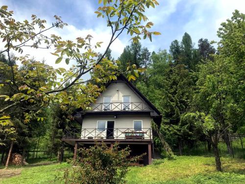 Klimatyczny dom z widokiem na Babią kominek i ogrodzenie — hotel in Makow Podhalanski