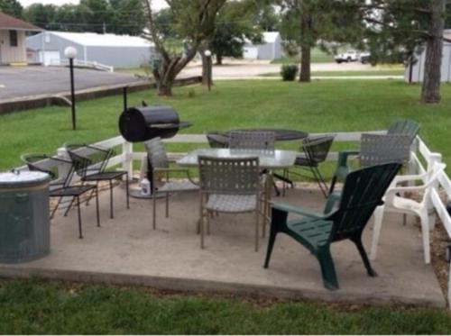Twin Pine Motel - photo 19