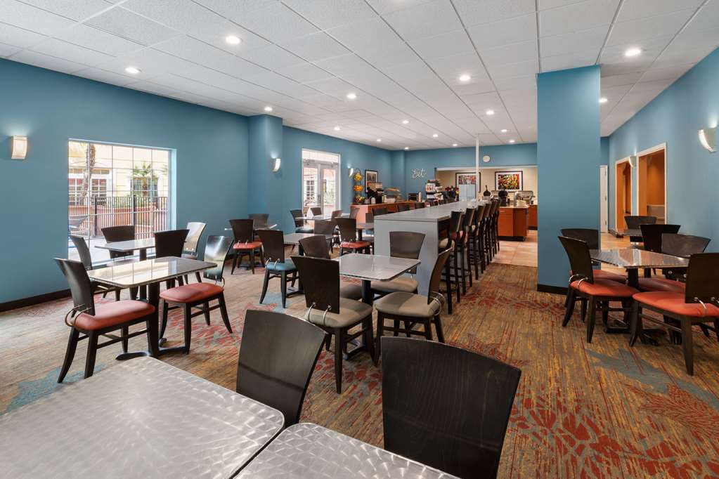 La Quinta Inn & Suites by Wyndham San Antonio Medical Ctr NW - photo 19
