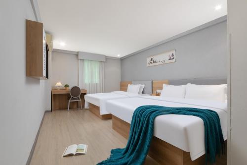 Home Inn Yellow Crane Tower Tanhualin Huayi Select Hotel — hotel in Caidian