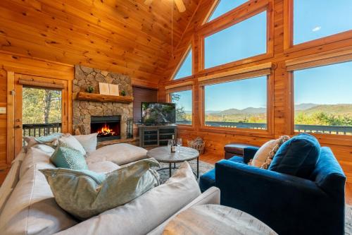Beautiful 4BR Mountain View Cabin A Retreat for Everyone — 4-Star Luxury Hotel in Murphy, United States