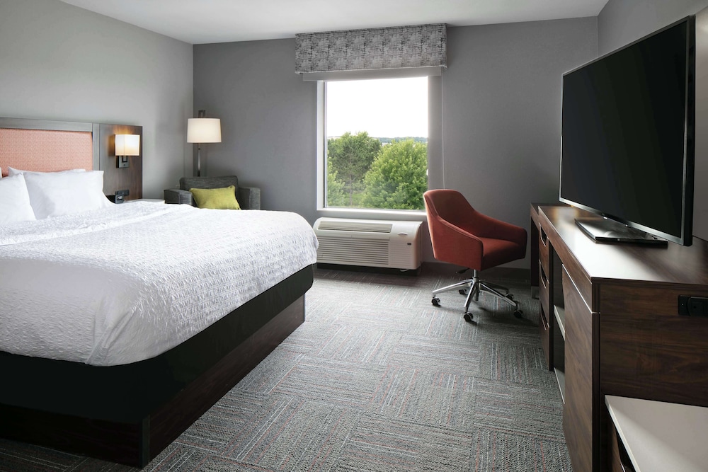 Hampton Inn & Suites West Bend - photo 20