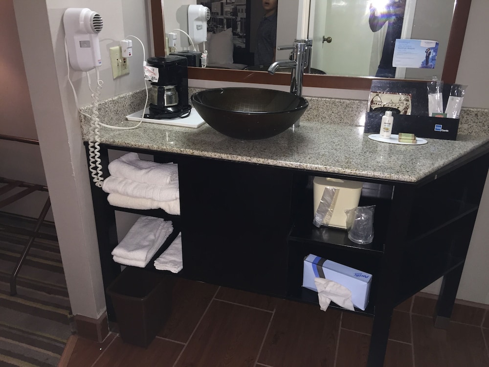 Delavan Inn and Suites - photo 19