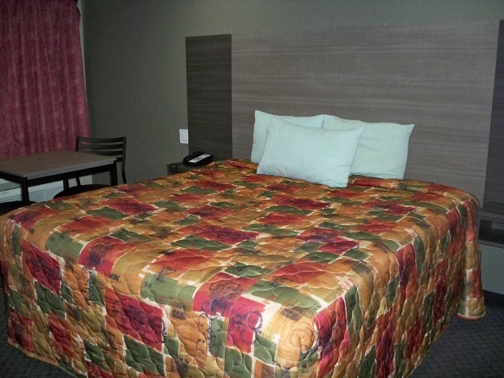 Scottish Inn & Suites - photo 12
