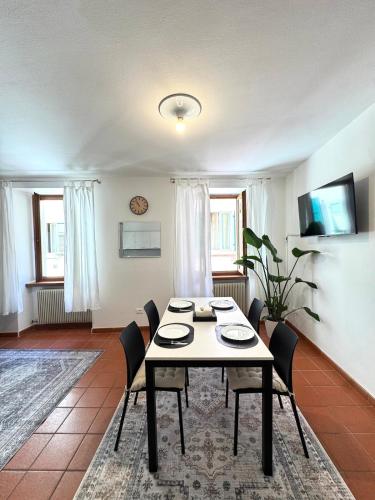 DolceVita a Riva centro con garage 90MQ — 4-Star Luxury Hotel in Riva Del Garda, Italy