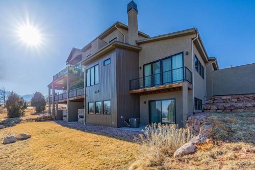 Cathedral Spires Luxury Home Tucked in the MTN'S — 4-Star Luxury Hotel in Colorado Springs, United States