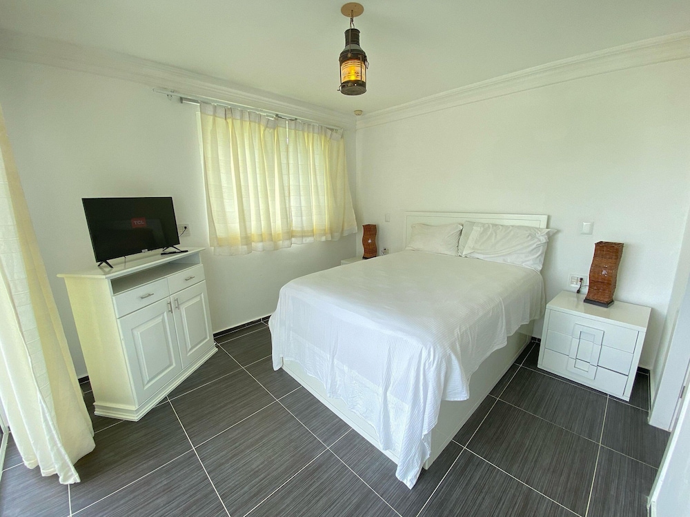 Diez Private Pool - carbon neutral hotel in Calamba