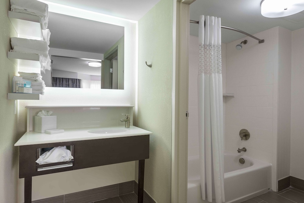 Hampton Inn & Suites Chapel Hill Durham Area - photo 26