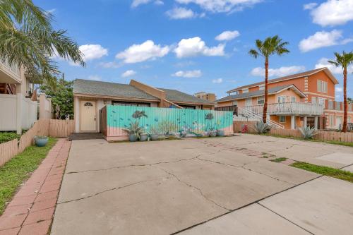 Relaxing and Spacious 2 bed 2 ba Short Walk to Beach A in South Padre Island, United States