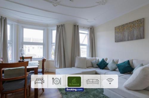 3 Bedroom Apartment By Arhouse Apartments Short Lets & Serviced Accommodation Kensal Rise With Free WiFi & Free Parking — 4-Star Luxury Hotel in London, United Kingdom