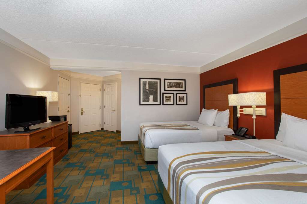 La Quinta Inn & Suites by Wyndham Denver Southwest Lakewood - photo 13