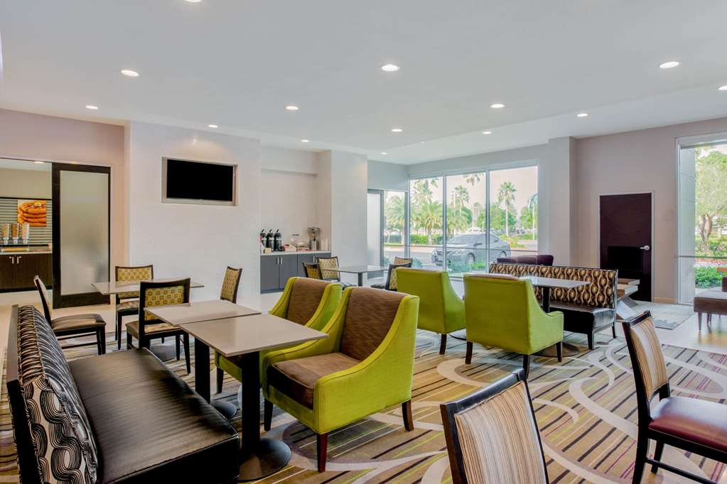 La Quinta Inn & Suites by Wyndham McAllen Convention Center - photo 34