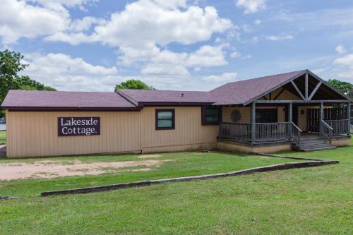 Lakefront Cottage 25 — 4-Star Luxury Hotel in Mead, United States