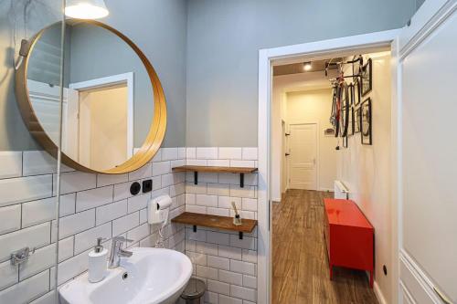 Chic Abanotubani Apt By Wehost