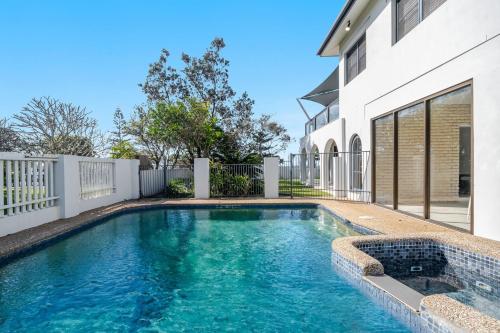 Beach Front Beach Break Entire Home By Belle Escapes. Perfect for 2 families and large groups — 4-Star Luxury Hotel in Byron Bay, Australia