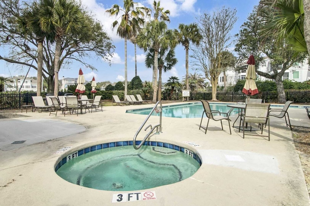 401 Yacht by Avantstay Marina View Pool Porch - photo 23