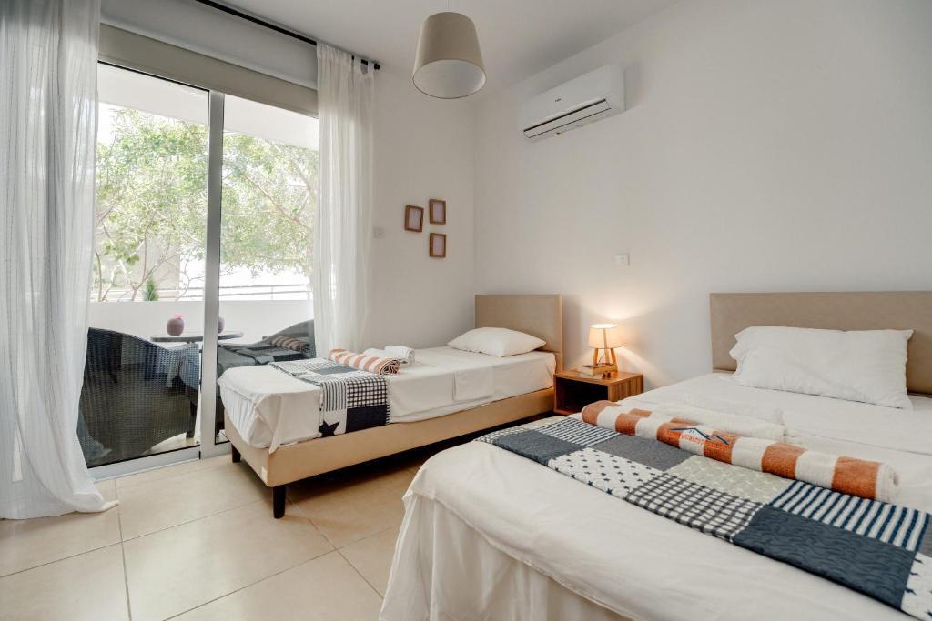 SunnyVillas: 2BR Mythical Apt Swimming Pool AK04